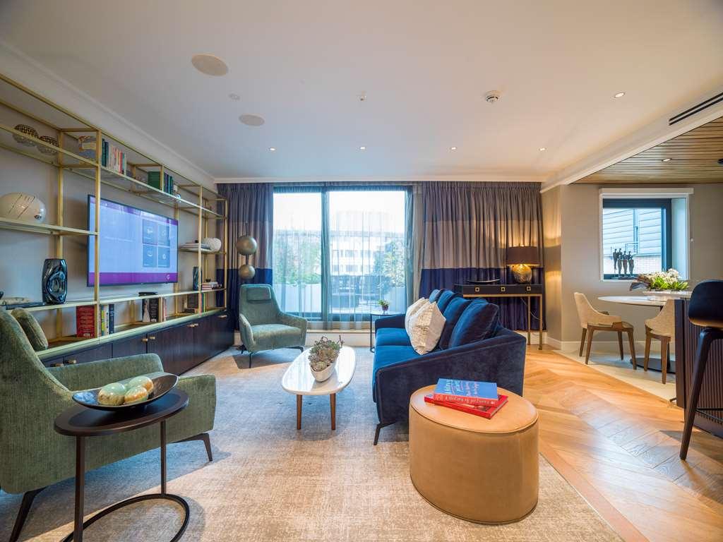 The Guardsman - Preferred Hotels And Resorts Londýn Pokoj fotografie The living room of a two-bedroom apartment at The Ivy Collection