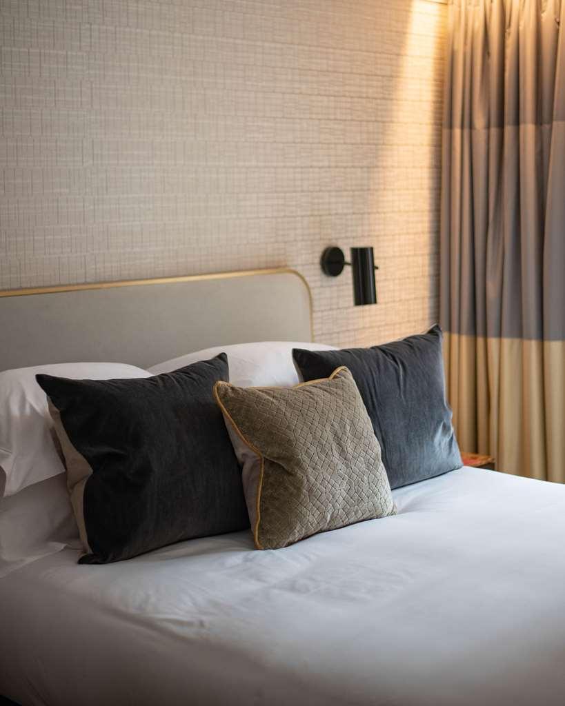 The Guardsman - Preferred Hotels And Resorts Londýn Pokoj fotografie A bed with cushions