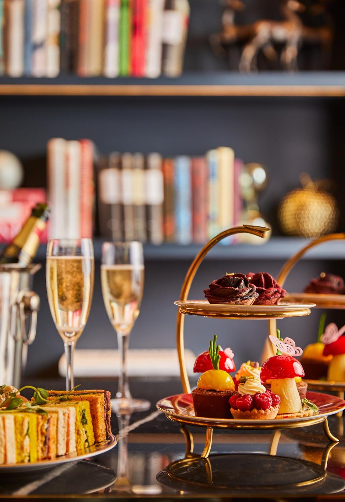 The Guardsman - Preferred Hotels And Resorts Londýn Exteriér fotografie Afternoon tea at the InterContinental London Park Lane
