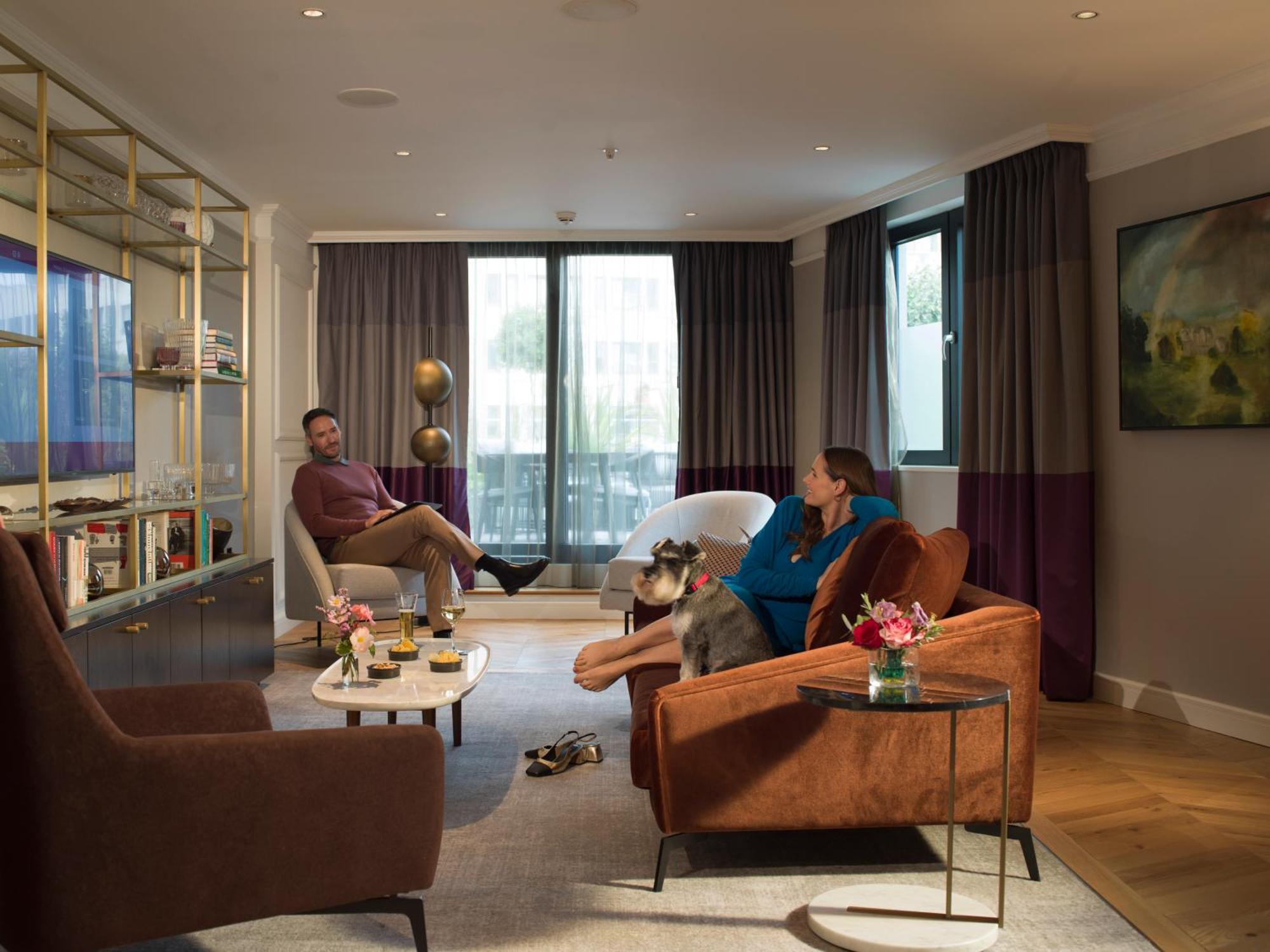 The Guardsman - Preferred Hotels And Resorts Londýn Exteriér fotografie The living room of a two-bedroom apartment
