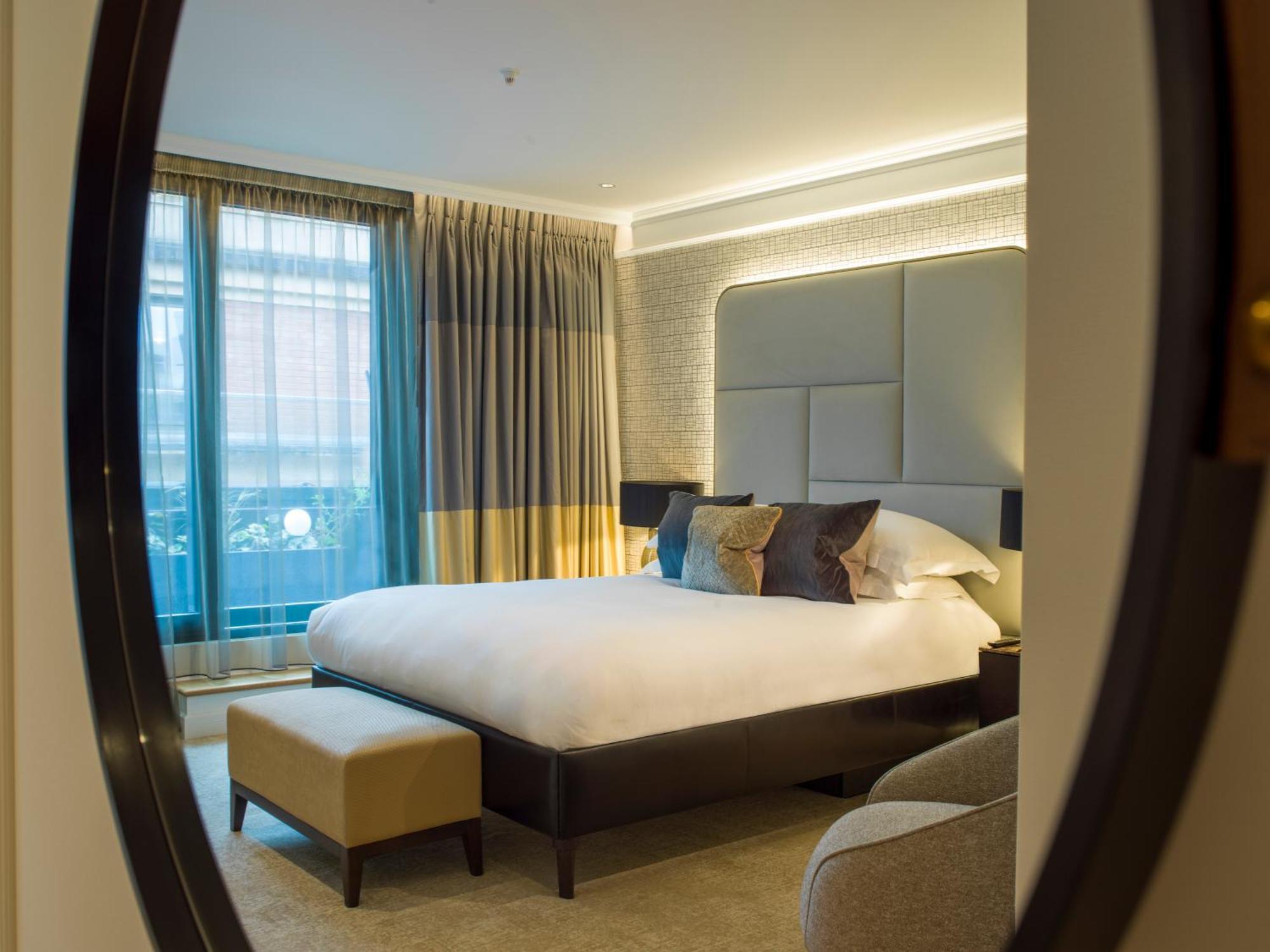 The Guardsman - Preferred Hotels And Resorts Londýn Exteriér fotografie A bedroom at The Dorchester
